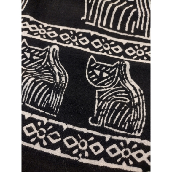 Cat print top with curved neck line - Picture 4 of 10